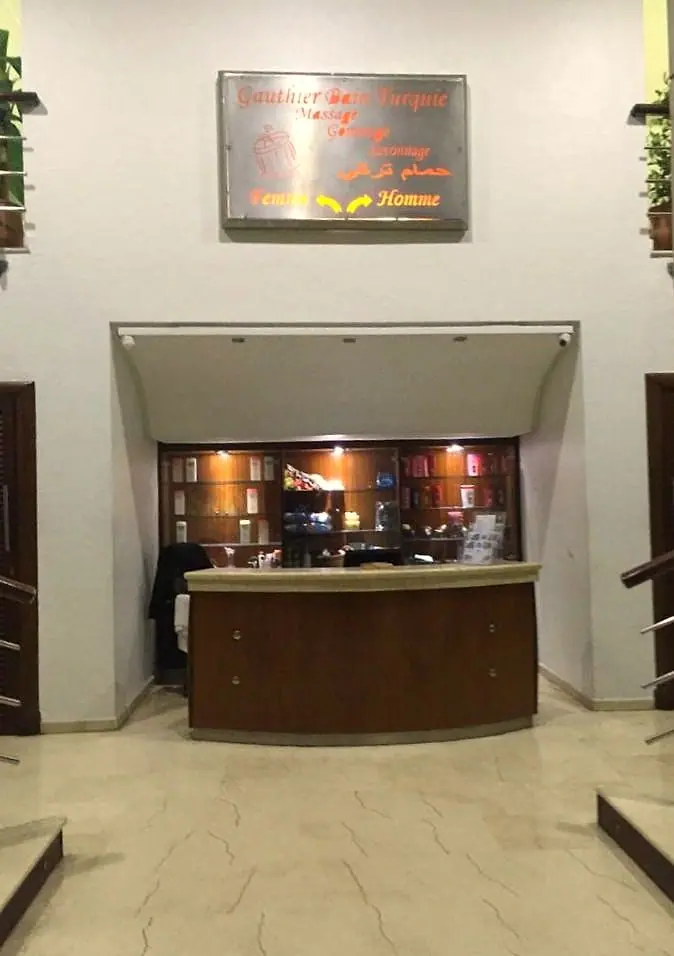 Comptoir de l’accueil et enseigne Femme / Homme