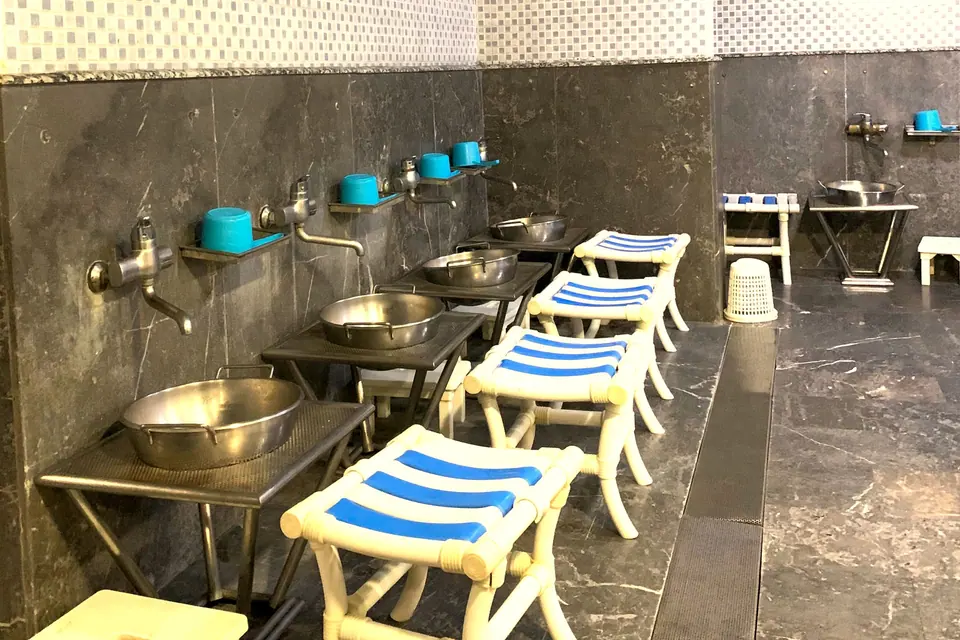 La salle de lavage en enfilade : bassines, bols turquoise et tabourets rayés