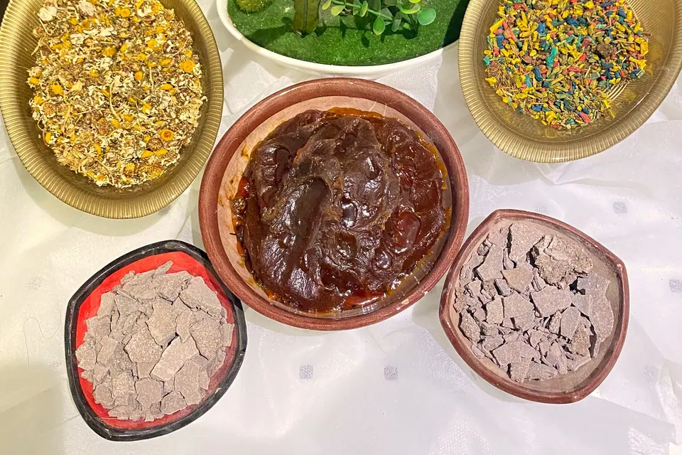Coupelles de savon noir, de ghassoul et de fleurs séchées