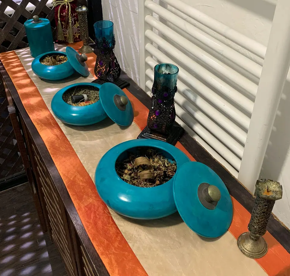 Pots en céramique turquoise sur une console, dans l’espace massage