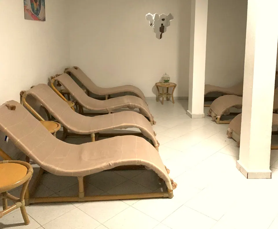 Salle de repos avec transats en rotin