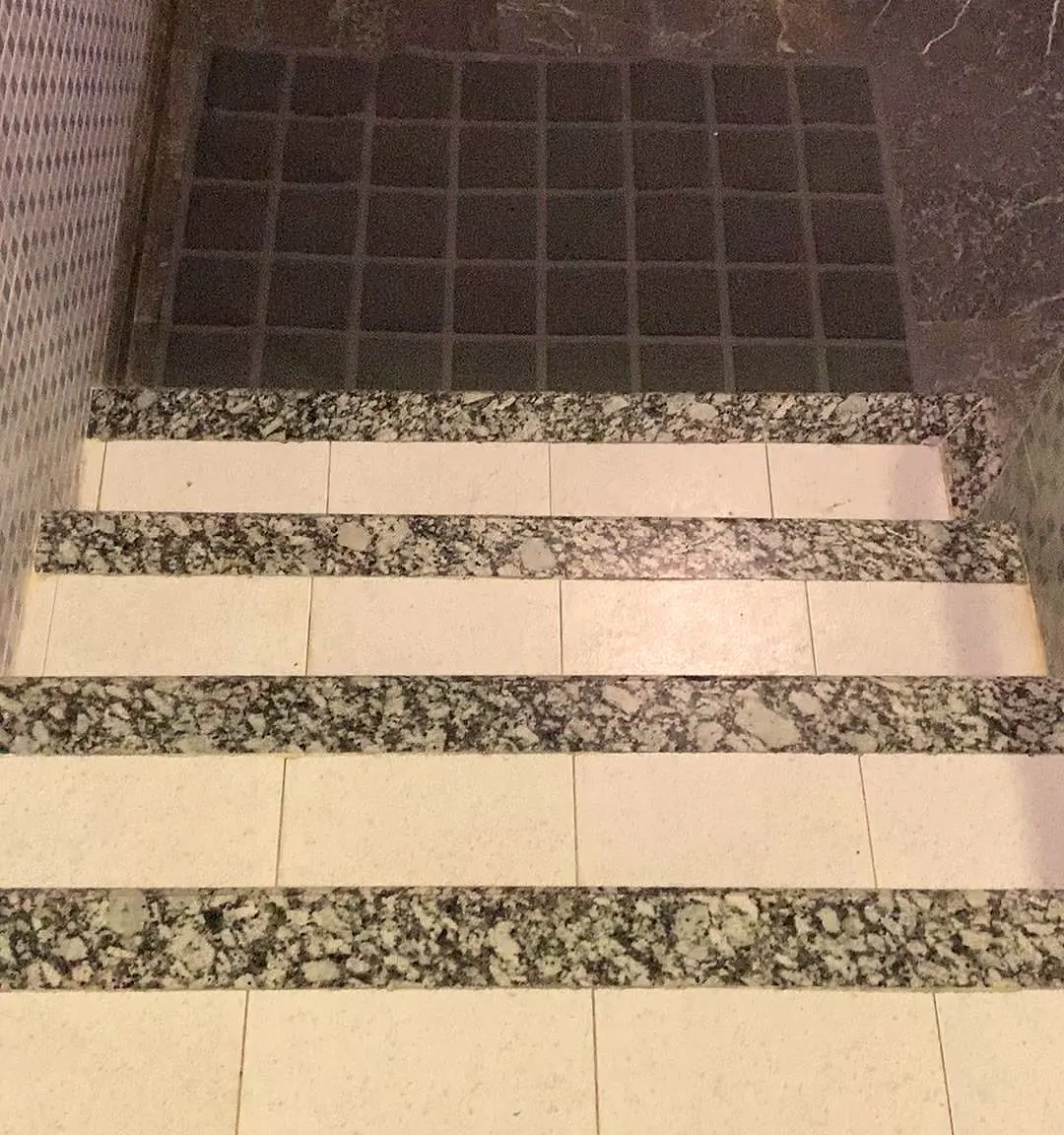 Marches en granit menant au hammam