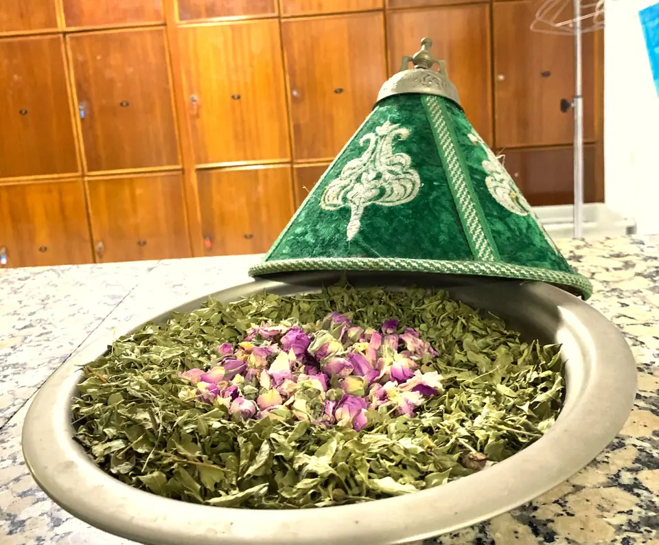 Plateau à thé avec couvercle brodé vert, boutons de rose et herbes séchées